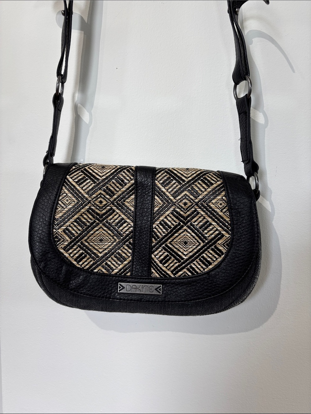 Dakine Vintage Y2K Black and Tan Woven Flap Crossbody Bag